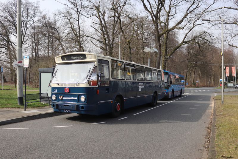Rondrit met museumbussen door Arnhem